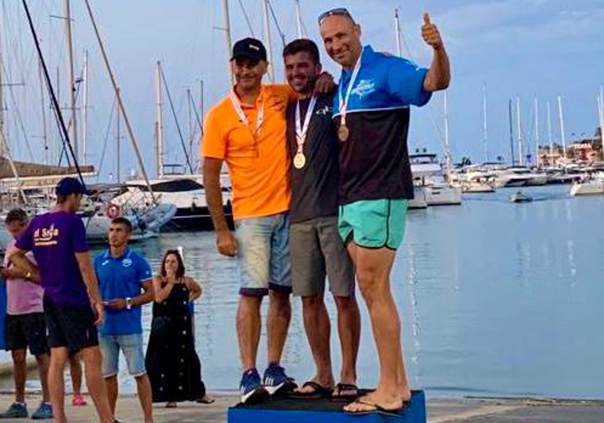 El nerjeño José Cánovas, junto a Salvador Ribes y Eduardo Iglesias, en el podio en Alicante.