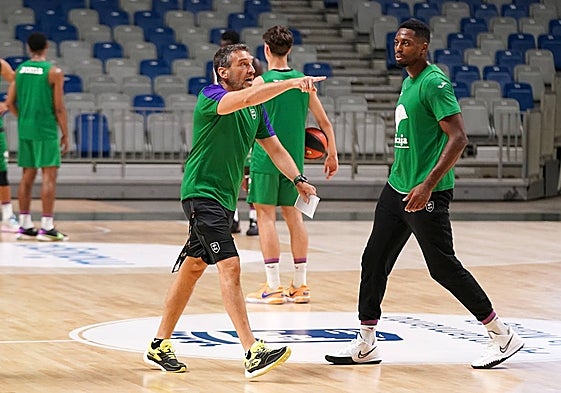 Ibon Navarro y Melvin Ejim, en el entrenamiento de este jueves.
