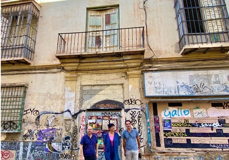 Morillas, en el centro, con los técnicos de Con Málaga, Arrabalí y Díaz, delante del edificio de Dos Aceras.