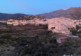 Vista panorámica del casco urbano de Cómpeta.