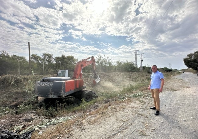 El concejal de Medio Ambiente, Javier Rodríguez, junto a la maquinaria pesada en el cauce del río Seco.