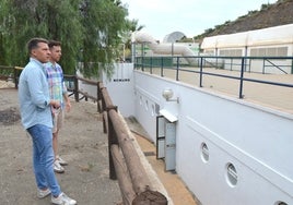 El alcalde torroxeño y el concejal de Deportes, en las instalaciones deportivas.