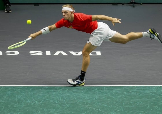 Alejandro Davidovich trata de devolver este viernes un golpe profundo de Novak Djokovic.
