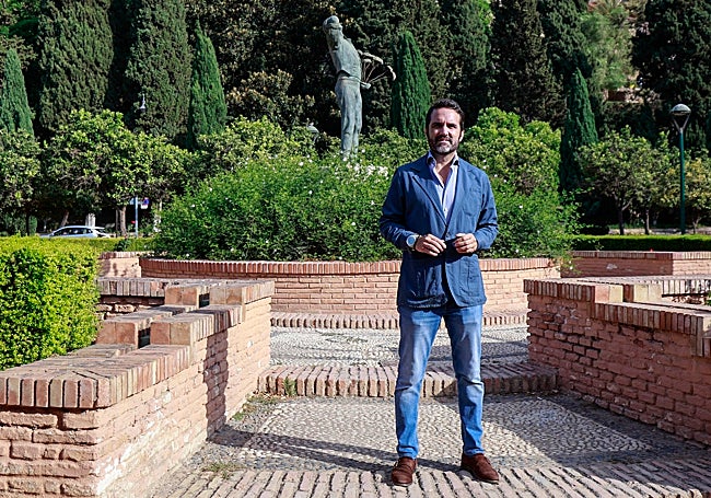 Florido, delante de la escultura del biznaguero, en los jardines de Pedro Luis Alonso.