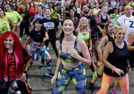 Garbiñe Muguruza bailando zumba en el evento de ZIN Academy en el Palacio de Deportes Martín Carpena.