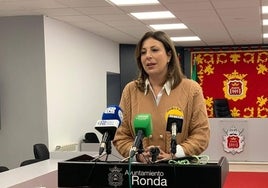 La alcaldesa de Ronda durante una rueda de prensa, en una imagen de archivo.