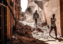 Dos jóvenes, atravesando uno de los edificios destruidos a causa del terremoto en Marruecos de magnitud 6,8.