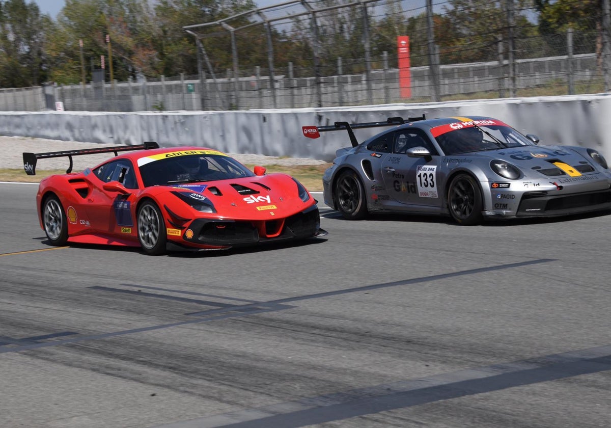 Álvaro Fontes en el circuito adelantando con un Ferrari rojo al Porsche gris.