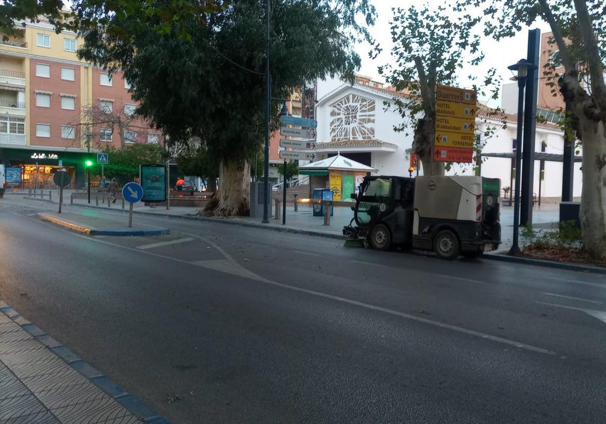 Imagen de una máquina barredora en Torre del Mar.