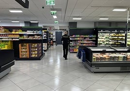 Un vigilante de seguridad pasea por el interior de un supermercado de la capital.