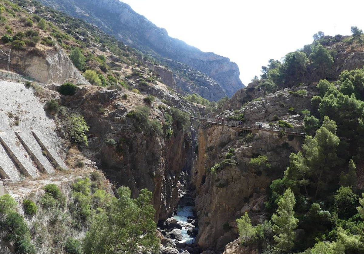 Una vista del Caminito del Rey un poco más abajo de la salida del Desfiladero de Gaitanejo.