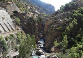 Una vista del Caminito del Rey un poco más abajo de la salida del Desfiladero de Gaitanejo.