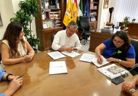Acto de la firma del acuerdo en el Ayuntamiento rinconero.
