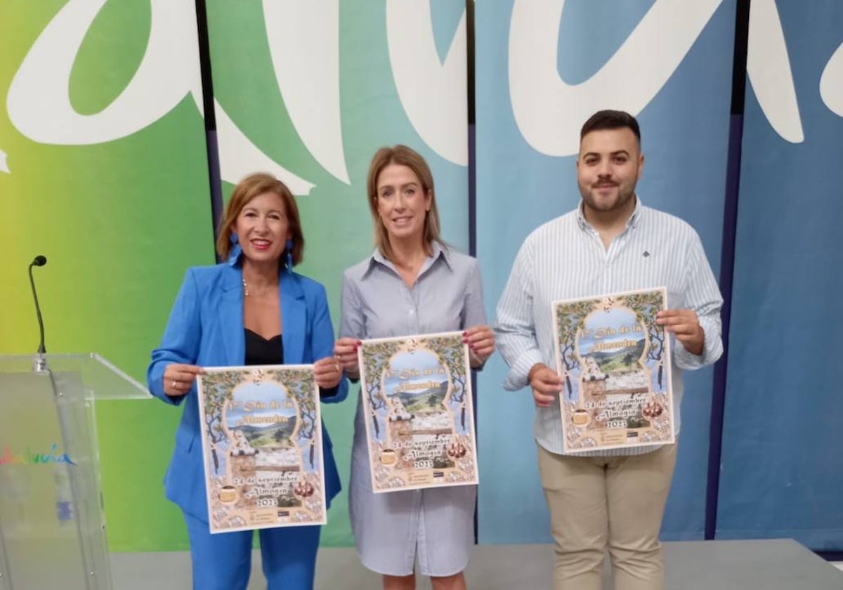 La delegada territorial de Turismo, Cultura y Deporte, Gemma del Corral; la alcaldesa de Almogía, Antonia García, y el edil, Juan Pino, durante la presentación del evento.