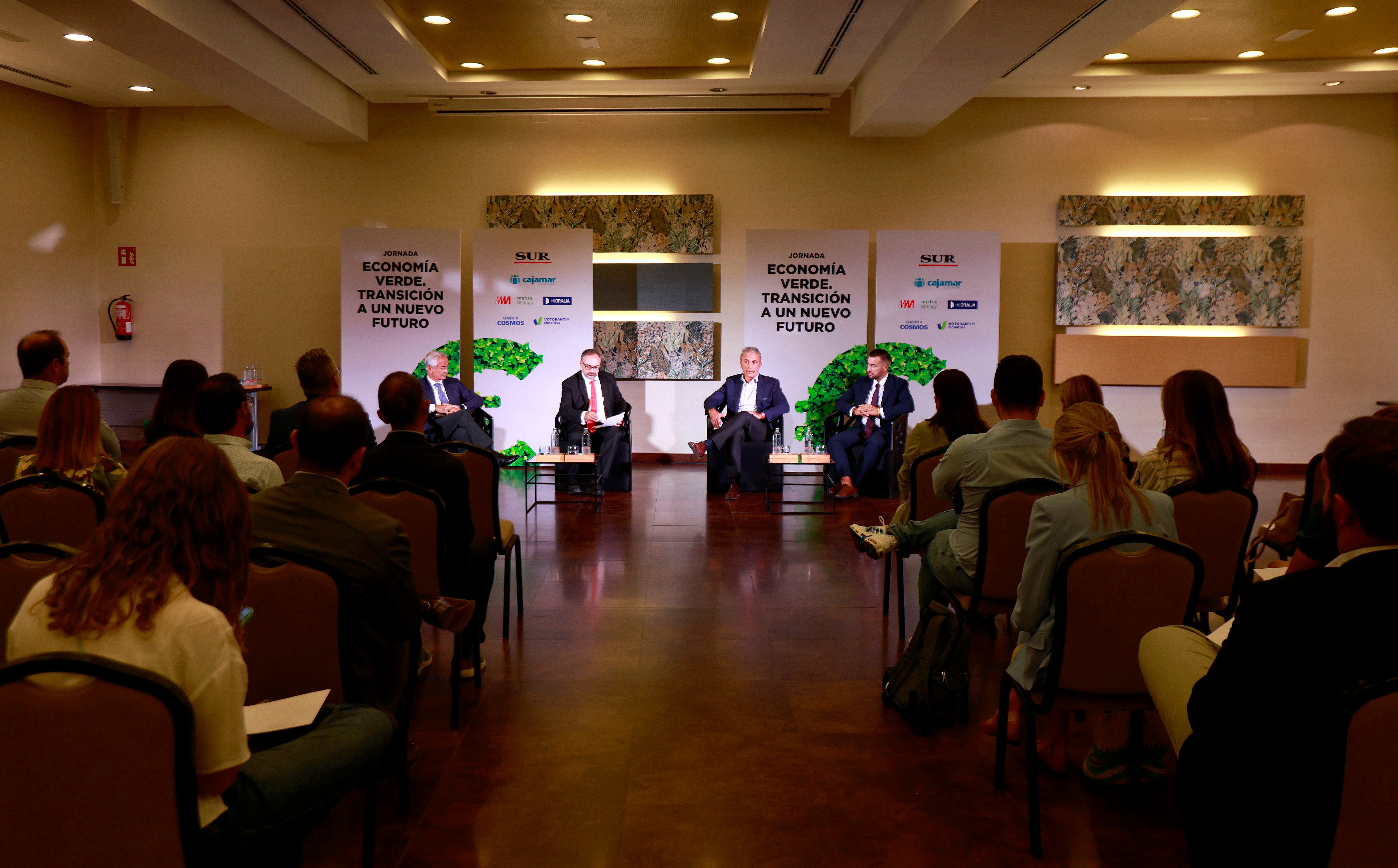 Con los ponentes Fernando Lozano, director general de Metro de Málaga; Francisco Guillén, cofundador y director ejecutivo de Grupo MEI, y Javier Berlanga, director gerente del Consorcio de Transporte Metropolitano de Málaga.