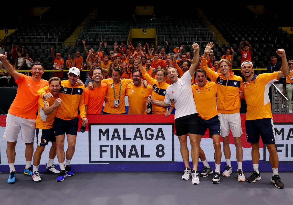 El equipo de Países Bajos de Copa Davis celebra su pase a la Final 8 de Málaga.