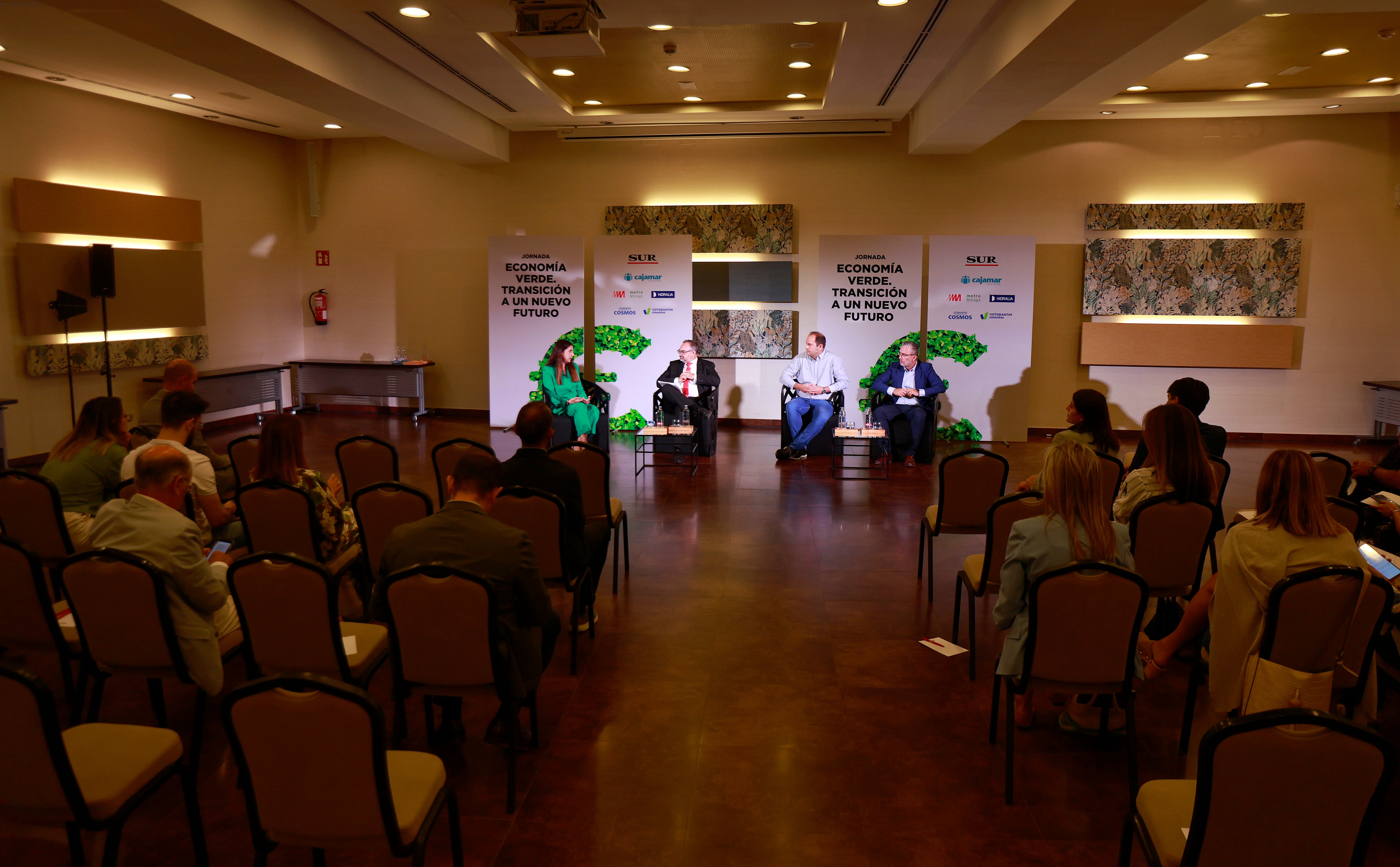 Con la visión experta de José Luis Racero, coordinador técnico de Cajamar Innova; Elena Moreno, responsable de sostenibilidad y energía de la fábrica de cemento de La Araña, y Gonzalo Jiménez, director de transformación y desarrollo sostenible de Hidralia. 