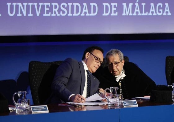 El rector, José Ángel Narváez, con el consejero de Universidades, José Carlos Gómez Villamandos, en el acto de apertura oficial del curso en la UMA.