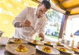 Pablo Vega prepara sus patatas bravas en el concurso.