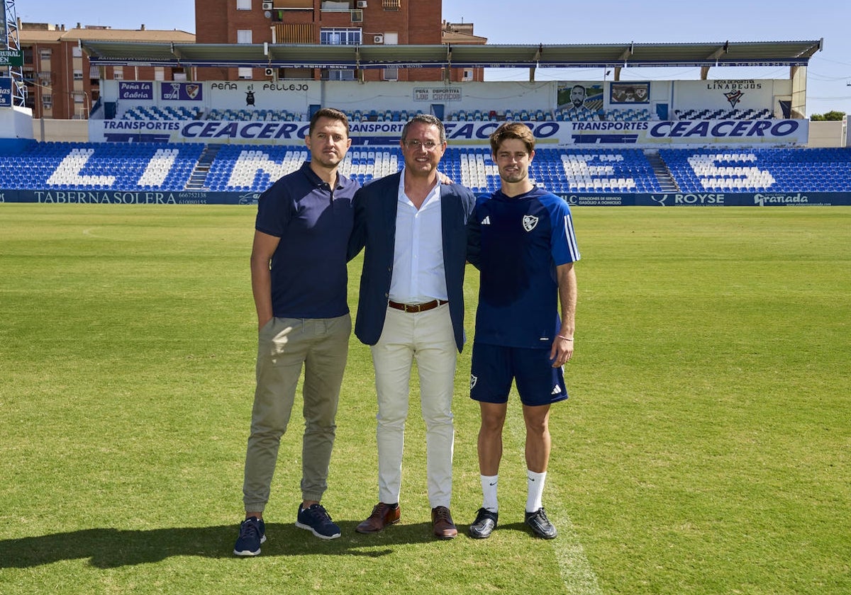 De izquierda a derecha, Antonio Matez, Javier Vallejo yJavi Duarte, sobre el césped de Linarejos.