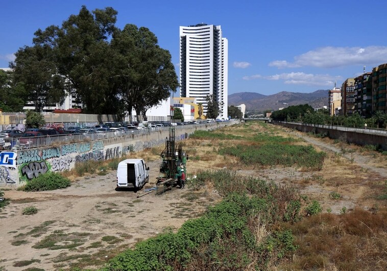Primeros trabajos para un 'puente-plaza' en el Guadalmedina: así se coserá la herida del río