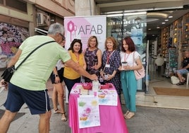 Mesa informativa instalada por la Asociación de Familiares de enfermos de Alzheimer en las calles de Benalmádena.