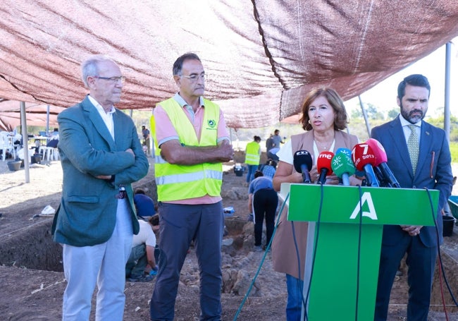 Juan Cobaleda, José Suárez, Gemma del Corral y Jacobo Florido, este jueves, en las excavaciones.