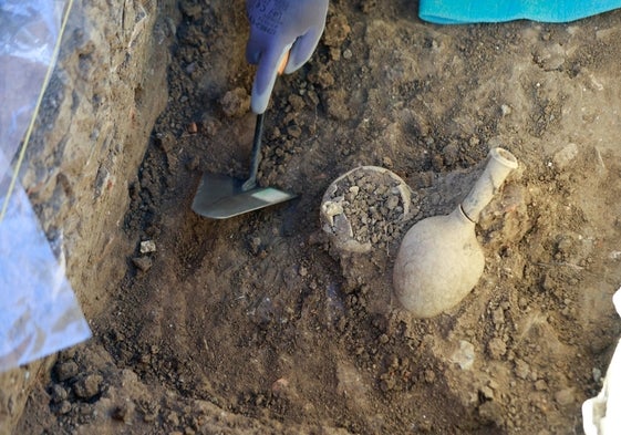 Ungüentarios excavados esta misma mañana que pertenecen a época púnico-helenística.