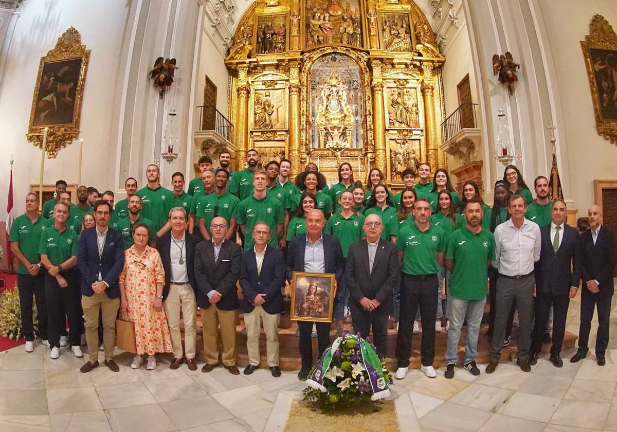 Las plantillas del Unicaja masculino y femenino durante la ofrenda.