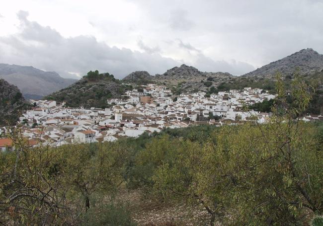 Vista panorámica de Montejaque desde un almendral cercano