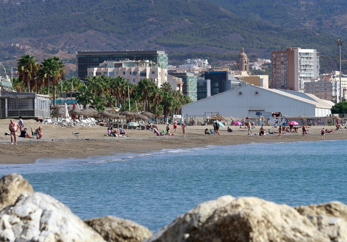 La temperatura media de las aguas de la capital registra en los últimos años intervalos entre 22 y 24 en agosto.