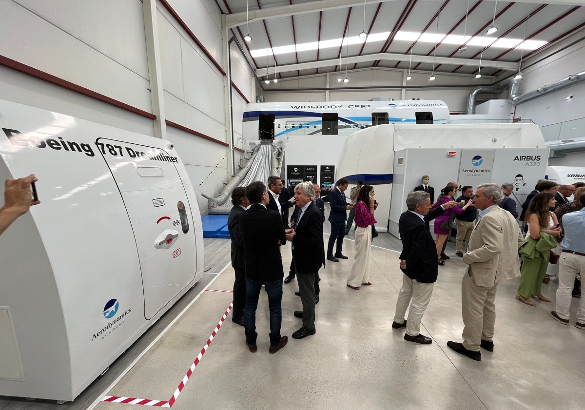 Imagen principal - Arriba, interior de las instalaciones donde se forma a los pilotos y tripulantes de cabina en Vélez-Málaga; abajo a la izquierda, avionetas en la pista del aeródromo, y a la derecha, Juan Manuel Martín, junto a sus socios.