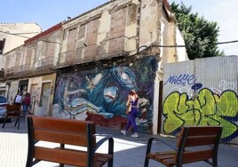 Solares y edificios en ruinas de la calle Lagunillas que la Junta ha vendido para la construcción de un proyecto de 84 VPO cuyas obras no han empezado todavía.