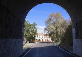 La venta se encuentra al filo del antiguo acceso a Málaga.