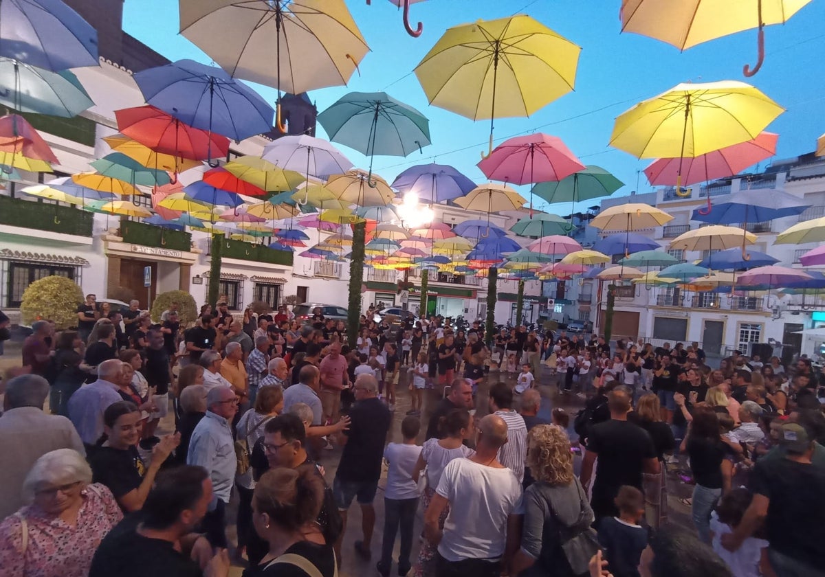 Alrededor de 200 vecinos se concentraron en la plaza del Ayuntamiento torroxeño.