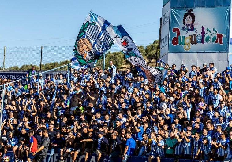 La afición malaguista aplaudiendo en la grada de Linarejos.