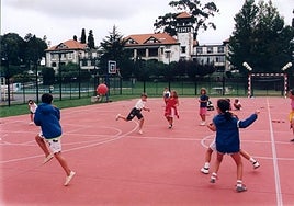 La práctica de algún deporte, una de las actividades extraescolares favoritas en los colegios.