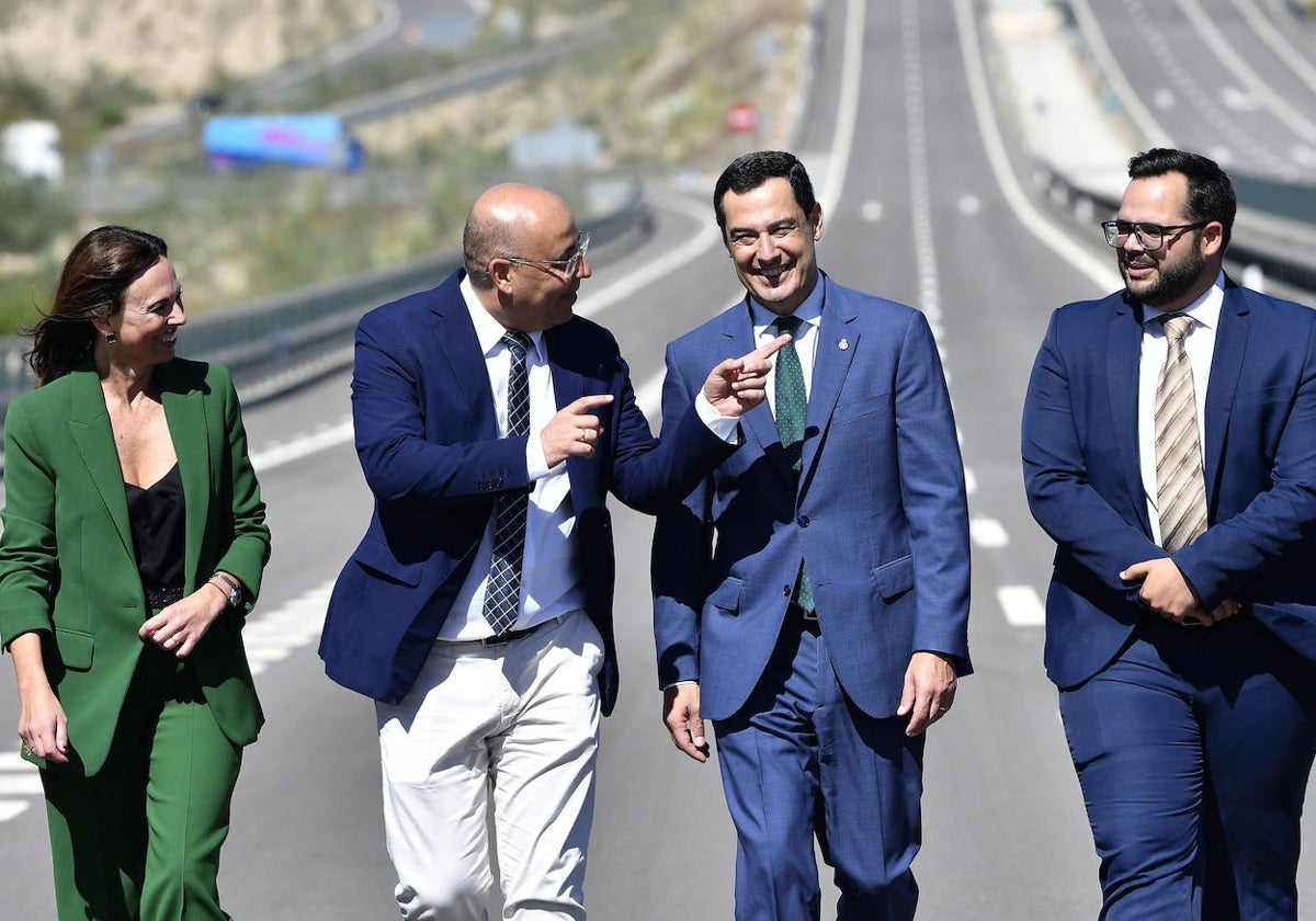 Juanma Moreno, este lunes en la inauguración de los nuevos tramos de la Autovía del Almanzora en Almería junto la Consejera de Fomento, Articulación del Territorio y Vivienda, Rocío Diaz, y los alcaldes de Zurgena, Domingo Trabalón, y de Huercal Overa, Domingo Fernández.