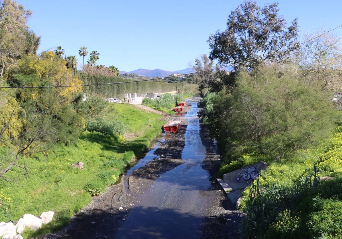 Arroyo de la Cala, en Estepona, la pasada primavera.