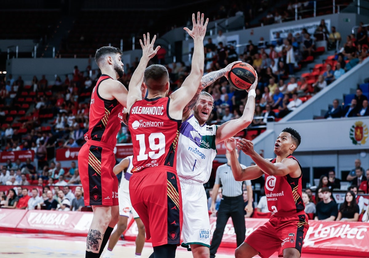 Osetkowski trata de abrirse paso rodeado de jugadores del Zaragoza.