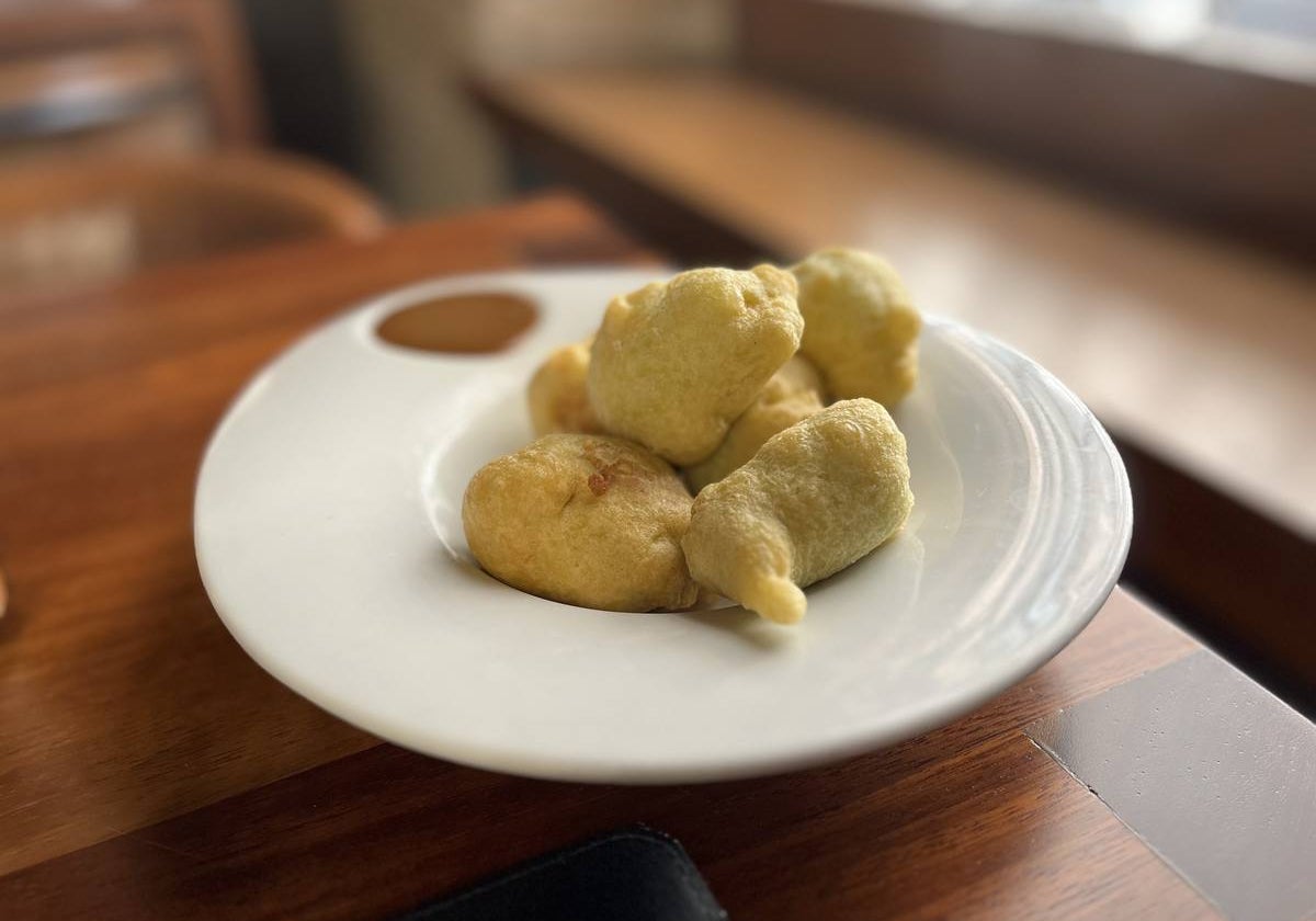 Imagen del plato de buñuelos con el alioli de miel de caña.