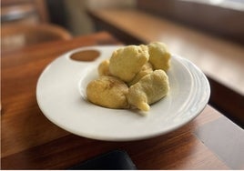 Imagen del plato de buñuelos con el alioli de miel de caña.