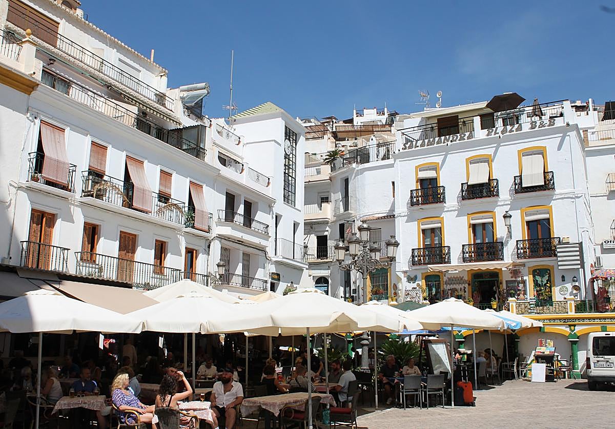 La plaza de Almijara es uno de los espacios emblemáticos de este pueblo.
