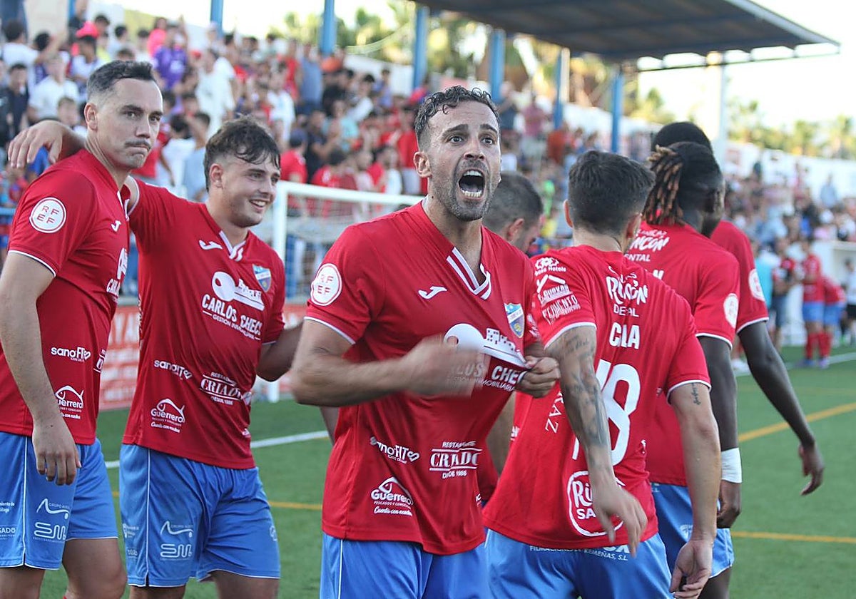 Javi Fernández celebra un gol del Torre del Mar.
