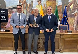 Acto de entrega del reconocimiento, este miércoles en el Ayuntamiento rinconero.