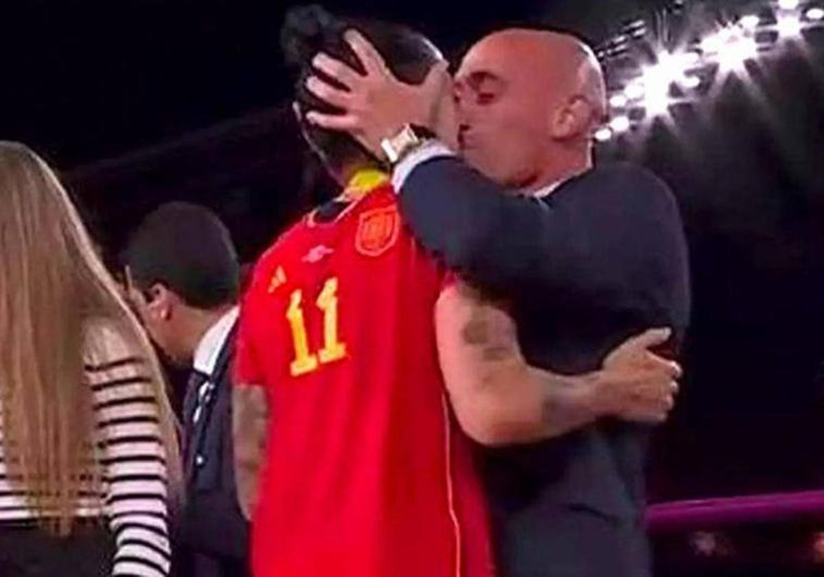 Rubiales, durante el beso no consentido a Jenni Hermoso, en la final del Mundial Femenino de Fútbol en Australia.