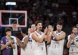 Los jugadores del Unicaja saludan al final del partico contra el Zaragoza.