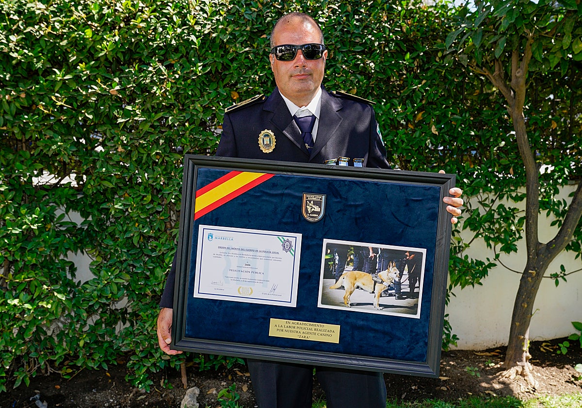 Imagen principal - Los condecorados José Antonio González, Francisco Burrueco y Francisco Luis Campo, junto a su hija.