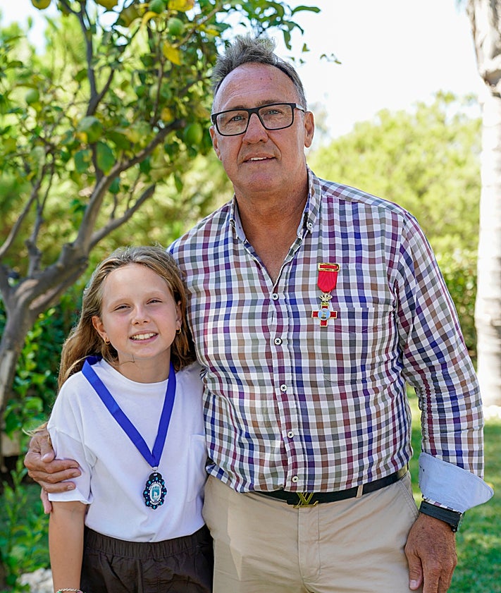 Imagen secundaria 2 - Los condecorados José Antonio González, Francisco Burrueco y Francisco Luis Campo, junto a su hija.