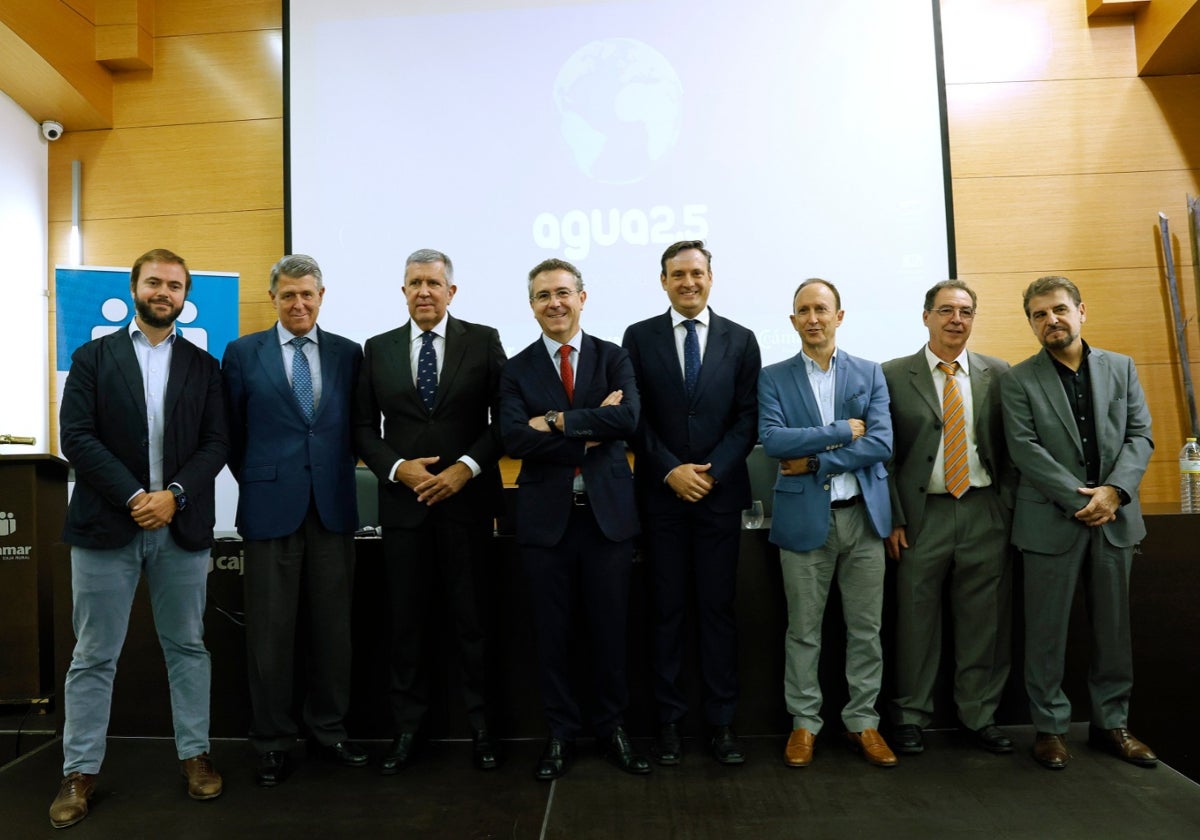 Participantes en el foro de agua de Cajamar, celebrado hoy en Málaga.